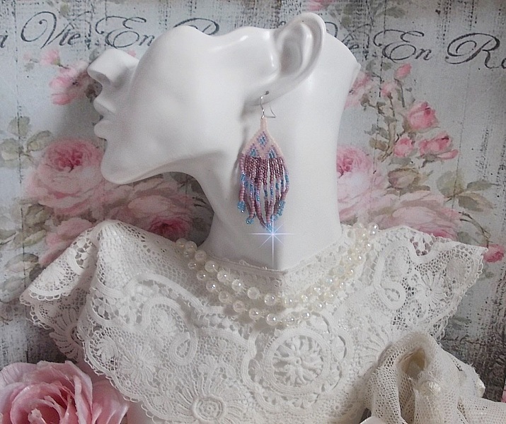 BO Velours de R&ecirc;ves aux rocailles de qualit&eacute; en verre dans les nuances de Lilas, Rose et Bleu. Une belle conception pour un design exceptionnelle. Le tout est mont&eacute; sur des crochets en Argent 925
