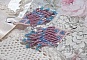 BO Velours de R&ecirc;ves aux rocailles de qualit&eacute; en verre dans les nuances de Lilas, Rose et Bleu. Une belle conception pour un design exceptionnelle. Le tout est mont&eacute; sur des crochets en Argent 925