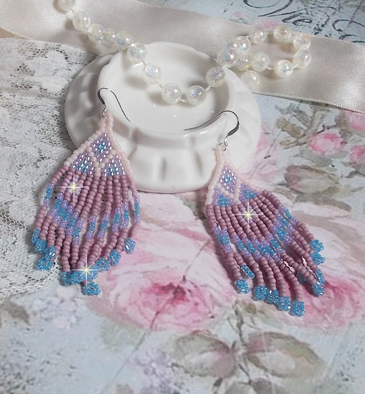 BO Velours de R&ecirc;ves aux rocailles de qualit&eacute; en verre dans les nuances de Lilas, Rose et Bleu. Une belle conception pour un design exceptionnelle. Le tout est mont&eacute; sur des crochets en Argent 925