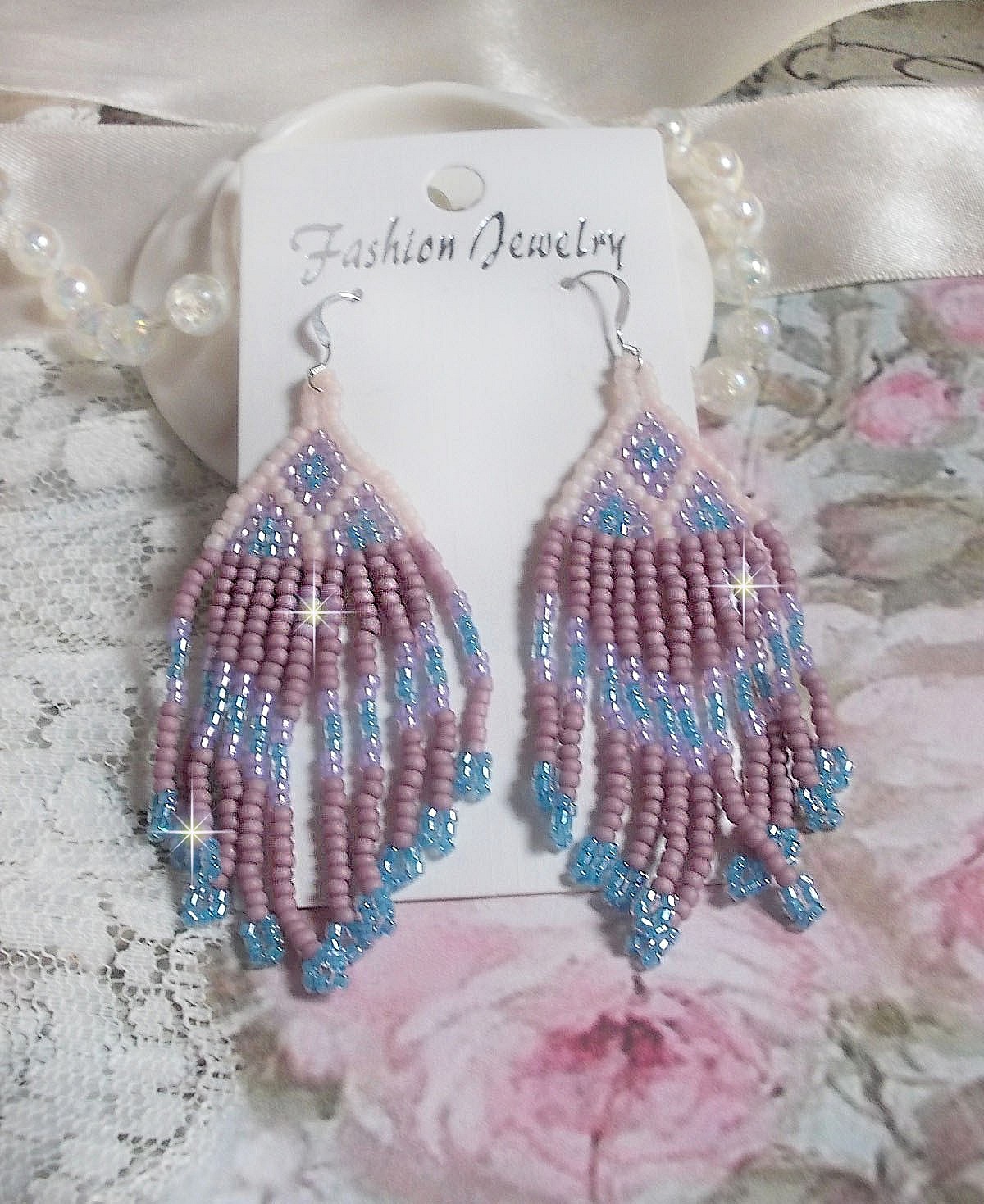 BO Velours de R&ecirc;ves aux rocailles de qualit&eacute; en verre dans les nuances de Lilas, Rose et Bleu. Une belle conception pour un design exceptionnelle. Le tout est mont&eacute; sur des crochets en Argent 925