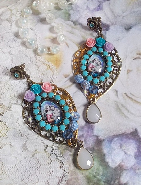 BO Vierge Marie et l&rsquo;Enfant fa&ccedil;on religieuse avec cabochons strass&eacute;s couleur Turquoise, roses et cristaux. Mont&eacute;s sur estampes o&ugrave; j&rsquo;ai appliqu&eacute; une fine poudre Or. Une douceur avec les gouttes
