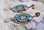 BO Vierge Marie et l&rsquo;Enfant fa&ccedil;on religieuse avec cabochons strass&eacute;s couleur Turquoise, roses et cristaux. Mont&eacute;s sur estampes o&ugrave; j&rsquo;ai appliqu&eacute; une fine poudre Or. Une douceur avec les gouttes