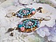BO Vierge Marie et l&rsquo;Enfant fa&ccedil;on religieuse avec cabochons strass&eacute;s couleur Turquoise, roses et cristaux. Mont&eacute;s sur estampes o&ugrave; j&rsquo;ai appliqu&eacute; une fine poudre Or. Une douceur avec les gouttes
