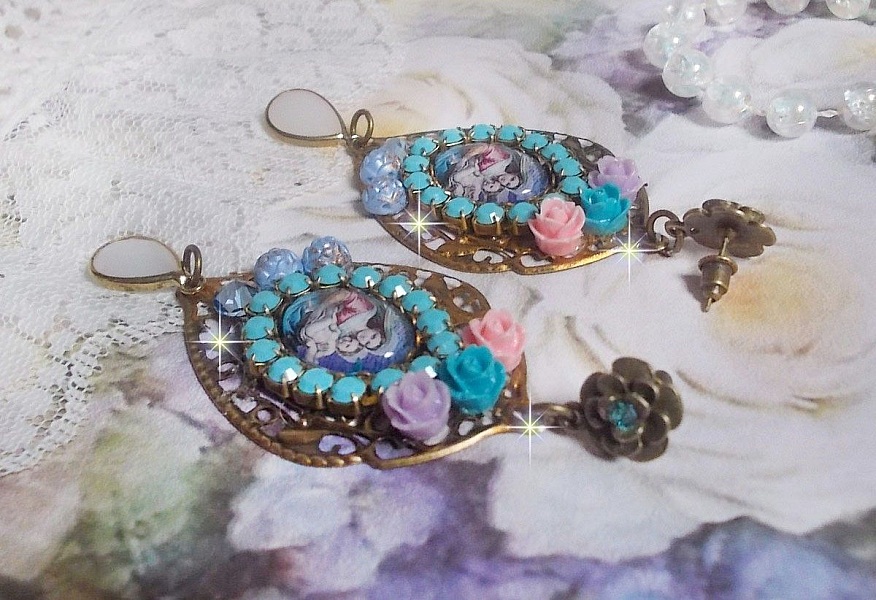 BO Vierge Marie et l&rsquo;Enfant fa&ccedil;on religieuse avec cabochons strass&eacute;s couleur Turquoise, roses et cristaux. Mont&eacute;s sur estampes o&ugrave; j&rsquo;ai appliqu&eacute; une fine poudre Or. Une douceur avec les gouttes