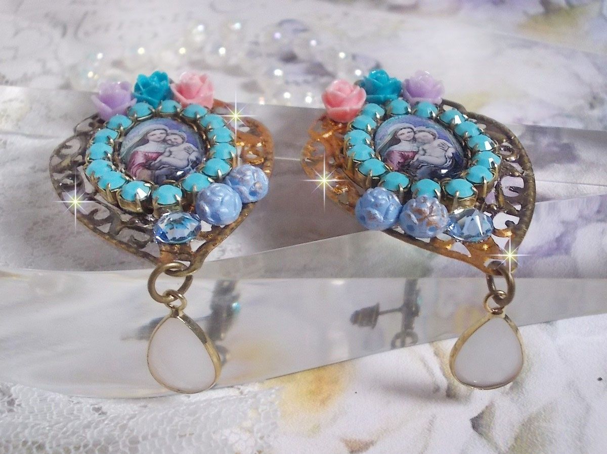 BO Vierge Marie et l&rsquo;Enfant fa&ccedil;on religieuse avec cabochons strass&eacute;s couleur Turquoise, roses et cristaux. Mont&eacute;s sur estampes o&ugrave; j&rsquo;ai appliqu&eacute; une fine poudre Or. Une douceur avec les gouttes