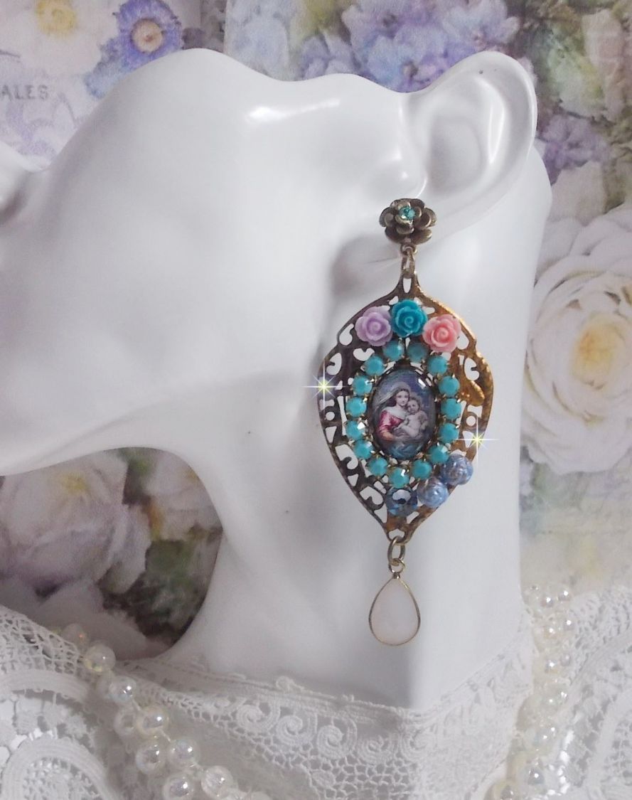 BO Vierge Marie et l&rsquo;Enfant fa&ccedil;on religieuse avec cabochons strass&eacute;s couleur Turquoise, roses et cristaux. Mont&eacute;s sur estampes o&ugrave; j&rsquo;ai appliqu&eacute; une fine poudre Or. Une douceur avec les gouttes