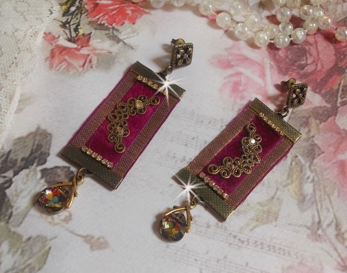 Boucles d'oreilles vintage bordeaux avec galons et cristaux Swarovski.