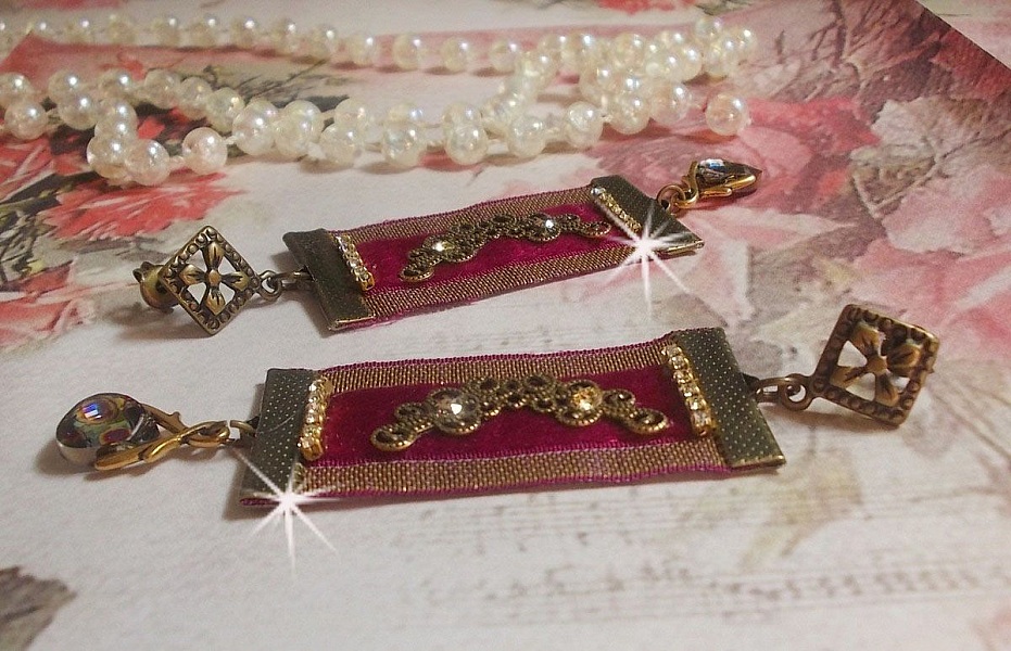 Boucles d'oreilles vintage bordeaux avec galons et cristaux Swarovski.