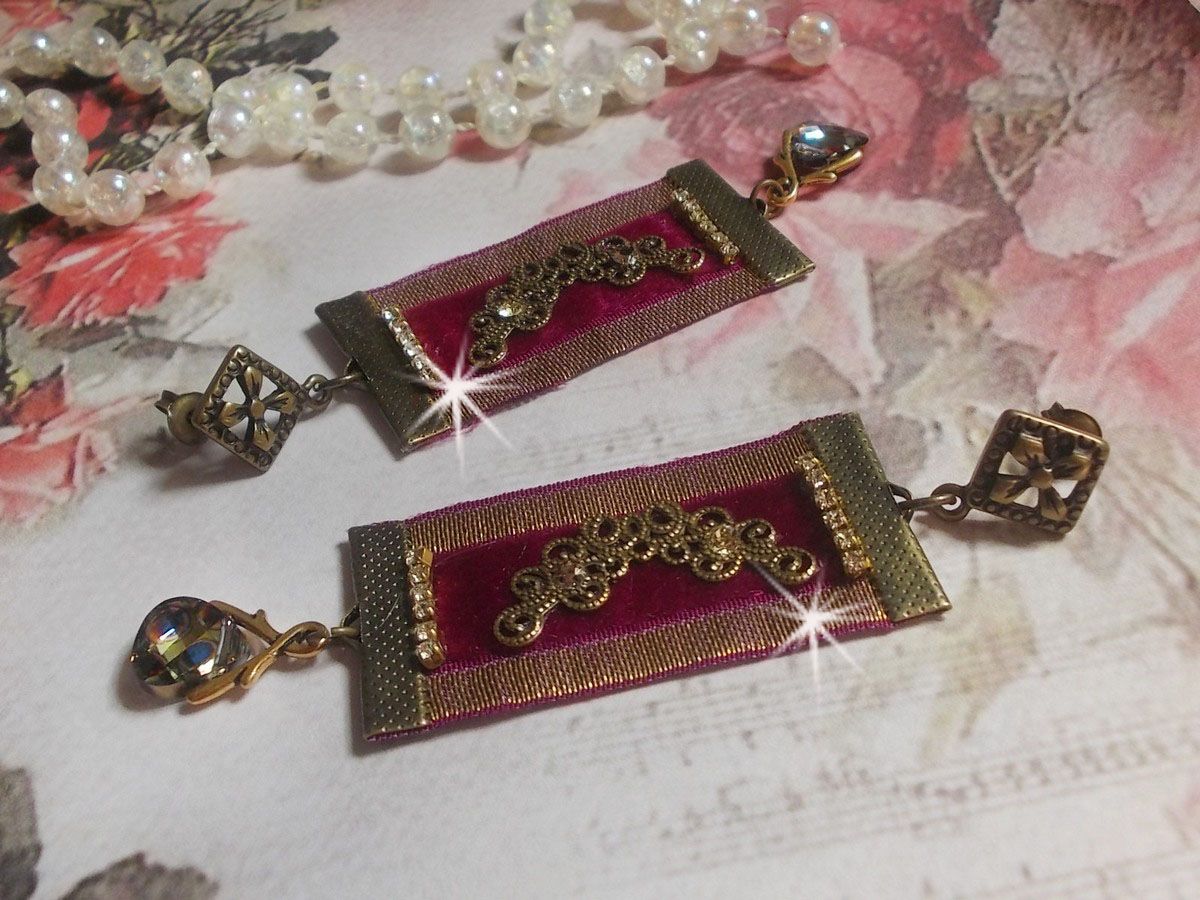 Boucles d'oreilles vintage bordeaux avec cristaux et métal bronze.