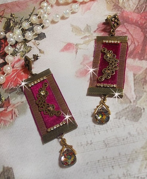 Boucles d'oreilles vintage bordeaux avec cristaux et détails bronze.