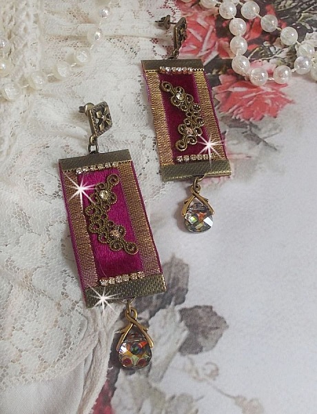 Boucles d'oreilles vintage bordeaux avec cristaux et galons dorés.