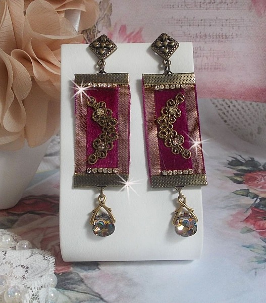 Boucles d'oreilles vintage bordeaux avec cristaux et métal bronze.