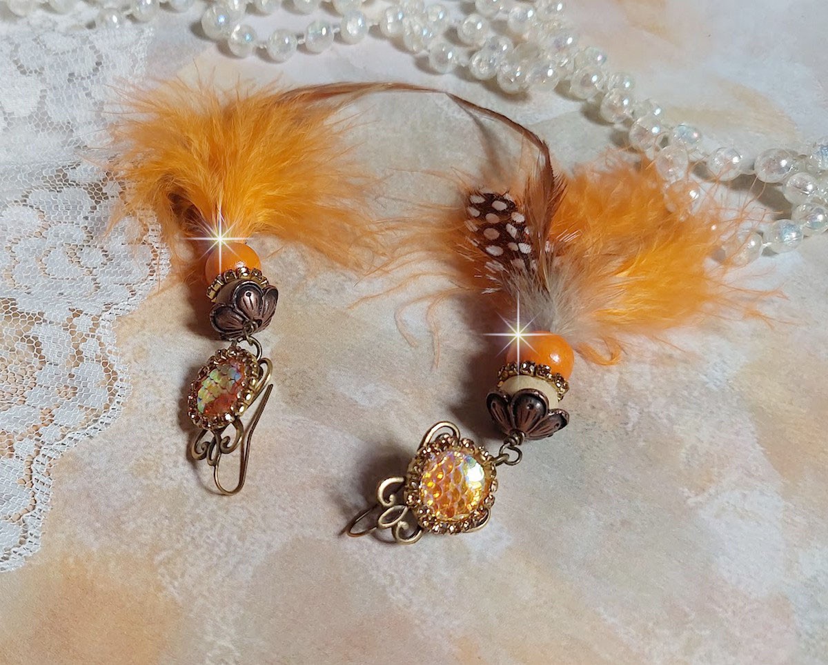 BO Vol au Vent cr&eacute;&eacute;es avec plumes de pintade, Coq trois tons, plumes Orange, perles bois naturel et Orange, perles r&eacute;sine et cha&icirc;ne strass. 