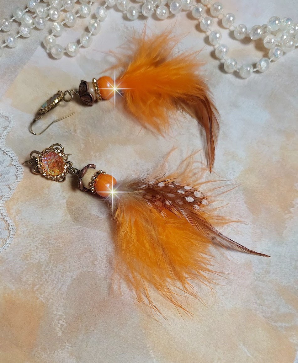 BO Vol au Vent cr&eacute;&eacute;es avec plumes de pintade, Coq trois tons, plumes Orange, perles bois naturel et Orange, perles r&eacute;sine et cha&icirc;ne strass. 