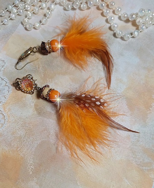 BO Vol au Vent cr&eacute;&eacute;es avec plumes de pintade, Coq trois tons, plumes Orange, perles bois naturel et Orange, perles r&eacute;sine et cha&icirc;ne strass. 