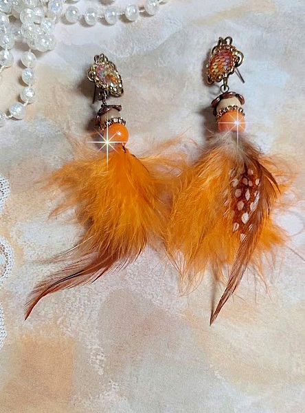 BO Vol au Vent cr&eacute;&eacute;es avec plumes de pintade, Coq trois tons, plumes Orange, perles bois naturel et Orange, perles r&eacute;sine et cha&icirc;ne strass. 