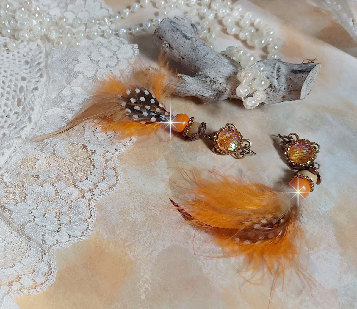 BO Vol au Vent cr&eacute;&eacute;es avec plumes de pintade, Coq trois tons, plumes Orange, perles bois naturel et Orange, perles r&eacute;sine et cha&icirc;ne strass. 