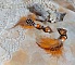 BO Vol au Vent cr&eacute;&eacute;es avec plumes de pintade, Coq trois tons, plumes Orange, perles bois naturel et Orange, perles r&eacute;sine et cha&icirc;ne strass. 