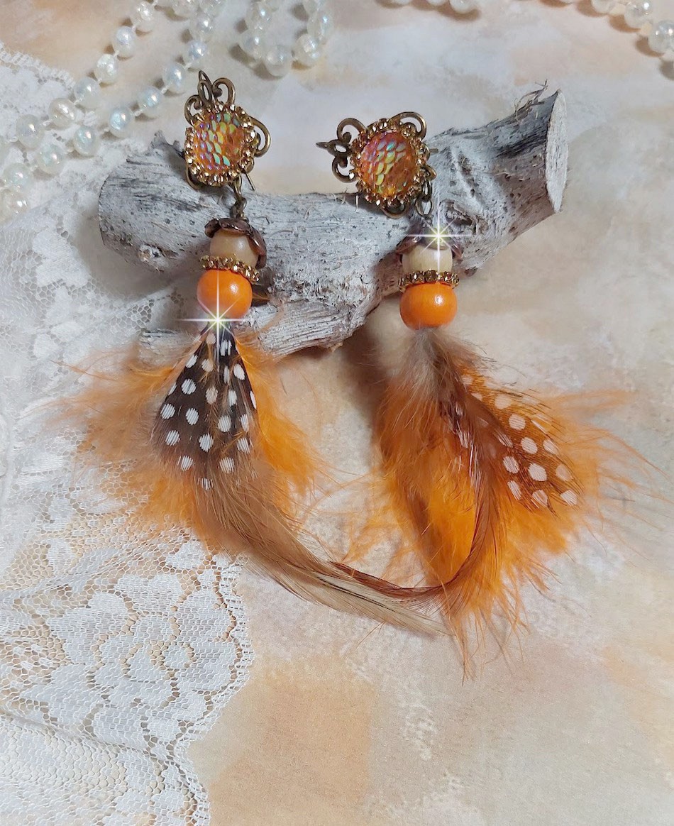 BO Vol au Vent cr&eacute;&eacute;es avec plumes de pintade, Coq trois tons, plumes Orange, perles bois naturel et Orange, perles r&eacute;sine et cha&icirc;ne strass. 