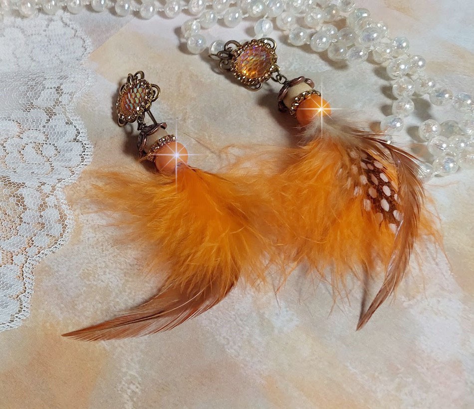 BO Vol au Vent cr&eacute;&eacute;es avec plumes de pintade, Coq trois tons, plumes Orange, perles bois naturel et Orange, perles r&eacute;sine et cha&icirc;ne strass. 