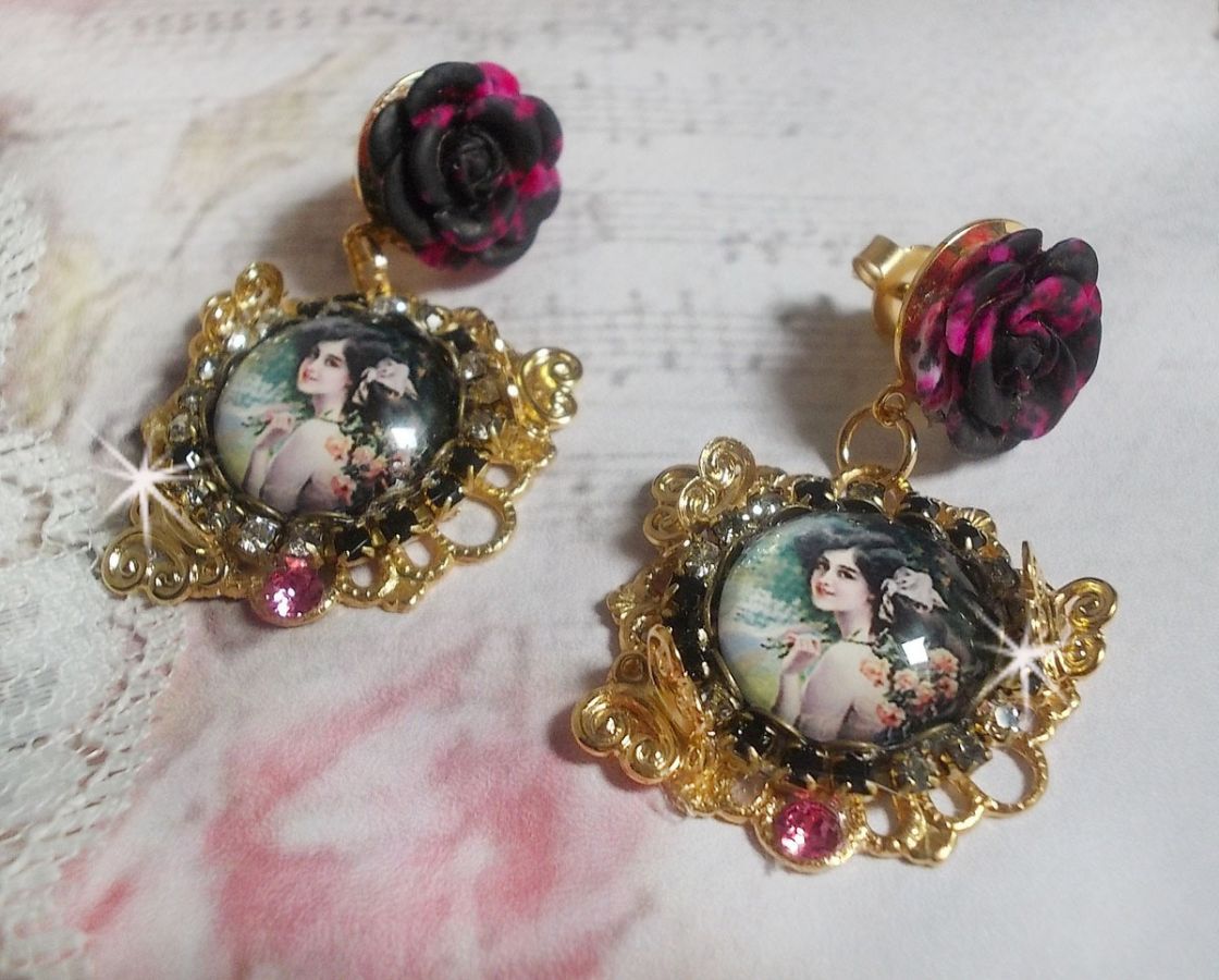 BO Week-end of Roses cr&eacute;&eacute;es avec des cabochons repr&eacute;sentant une femme avec des roses, des perles en r&eacute;sine et des cristaux de Swarovski