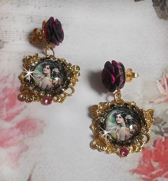 BO Week-end of Roses cr&eacute;&eacute;es avec des cabochons repr&eacute;sentant une femme avec des roses, des perles en r&eacute;sine et des cristaux de Swarovski