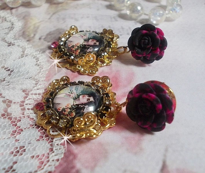 BO Week-end of Roses cr&eacute;&eacute;es avec des cabochons repr&eacute;sentant une femme avec des roses, des perles en r&eacute;sine et des cristaux de Swarovski