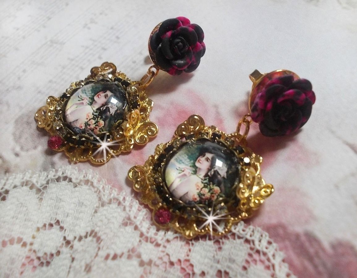 BO Week-end of Roses cr&eacute;&eacute;es avec des cabochons repr&eacute;sentant une femme avec des roses, des perles en r&eacute;sine et des cristaux de Swarovski