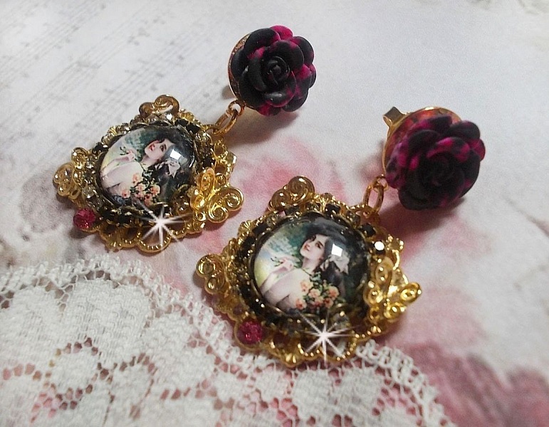 BO Week-end of Roses cr&eacute;&eacute;es avec des cabochons repr&eacute;sentant une femme avec des roses, des perles en r&eacute;sine et des cristaux de Swarovski
