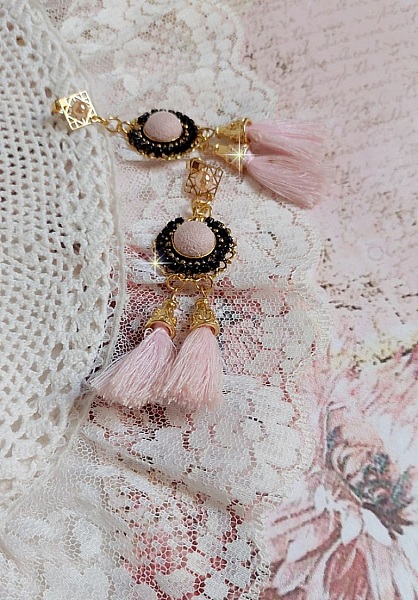 BO Rosy Rose mont&eacute;es avec des cabochons en tissu velours rose poudr&eacute; orn&eacute; d&rsquo;une cha&icirc;ne strass Cristal Noir sur estampes Dor&eacute;es en Laiton. S&rsquo;ajoute des pompons avec c&ocirc;nes M&eacute;tal sur clous en Argent 925