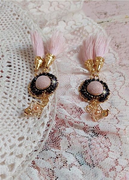 BO Rosy Rose mont&eacute;es avec des cabochons en tissu velours rose poudr&eacute; orn&eacute; d&rsquo;une cha&icirc;ne strass Cristal Noir sur estampes Dor&eacute;es en Laiton. S&rsquo;ajoute des pompons avec c&ocirc;nes M&eacute;tal sur clous en Argent 925