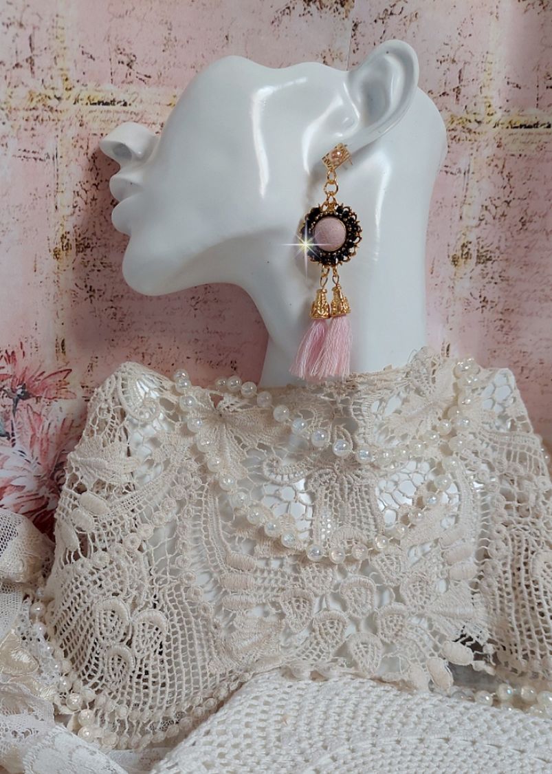 BO Rosy Rose mont&eacute;es avec des cabochons en tissu velours rose poudr&eacute; orn&eacute; d&rsquo;une cha&icirc;ne strass Cristal Noir sur estampes Dor&eacute;es en Laiton. S&rsquo;ajoute des pompons avec c&ocirc;nes M&eacute;tal sur clous en Argent 925