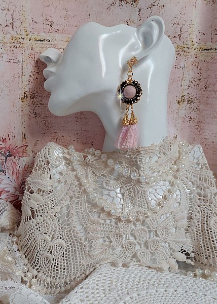 BO Rosy Rose mont&eacute;es avec des cabochons en tissu velours rose poudr&eacute; orn&eacute; d&rsquo;une cha&icirc;ne strass Cristal Noir sur estampes Dor&eacute;es en Laiton. S&rsquo;ajoute des pompons avec c&ocirc;nes M&eacute;tal sur clous en Argent 925