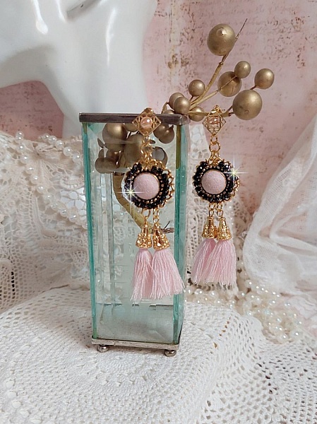 BO Rosy Rose mont&eacute;es avec des cabochons en tissu velours rose poudr&eacute; orn&eacute; d&rsquo;une cha&icirc;ne strass Cristal Noir sur estampes Dor&eacute;es en Laiton. S&rsquo;ajoute des pompons avec c&ocirc;nes M&eacute;tal sur clous en Argent 925