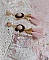 BO Rosy Rose mont&eacute;es avec des cabochons en tissu velours rose poudr&eacute; orn&eacute; d&rsquo;une cha&icirc;ne strass Cristal Noir sur estampes Dor&eacute;es en Laiton. S&rsquo;ajoute des pompons avec c&ocirc;nes M&eacute;tal sur clous en Argent 925