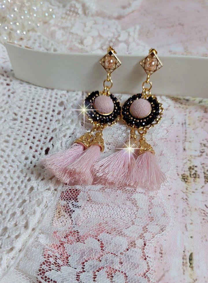 BO Rosy Rose mont&eacute;es avec des cabochons en tissu velours rose poudr&eacute; orn&eacute; d&rsquo;une cha&icirc;ne strass Cristal Noir sur estampes Dor&eacute;es en Laiton. S&rsquo;ajoute des pompons avec c&ocirc;nes M&eacute;tal sur clous en Argent 925