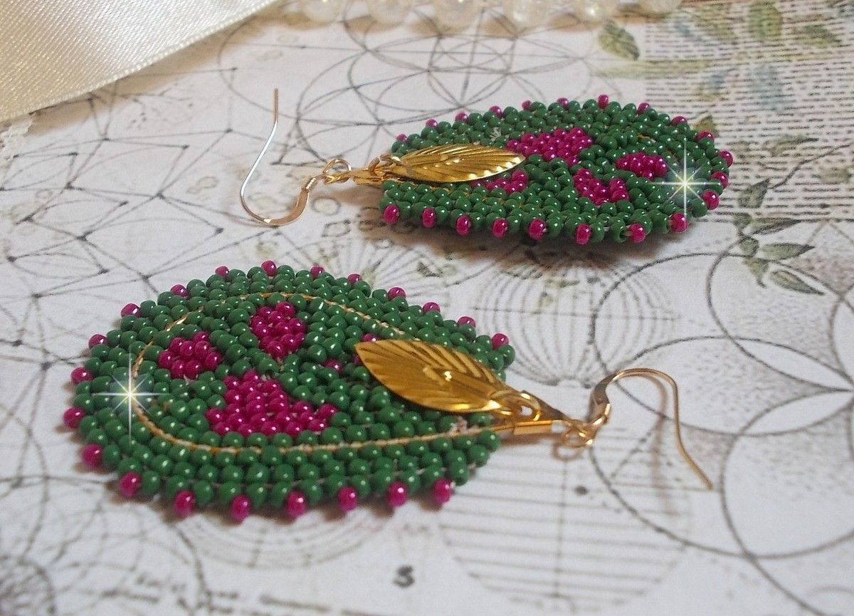 Boucles d'oreilles artisanales en perles vertes et roses.
