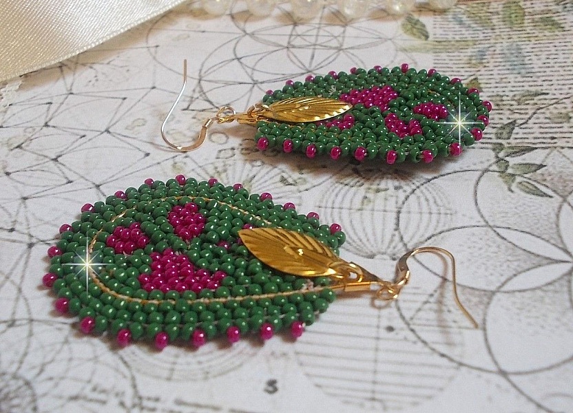 Boucles d'oreilles artisanales en perles vertes et roses.