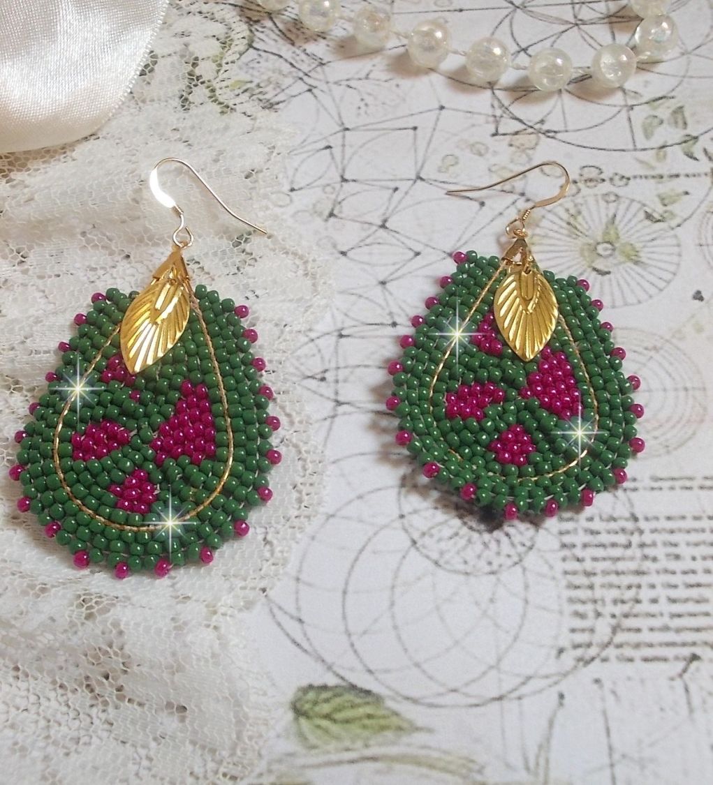 Boucles d'oreilles artisanales en perles vertes et roses.