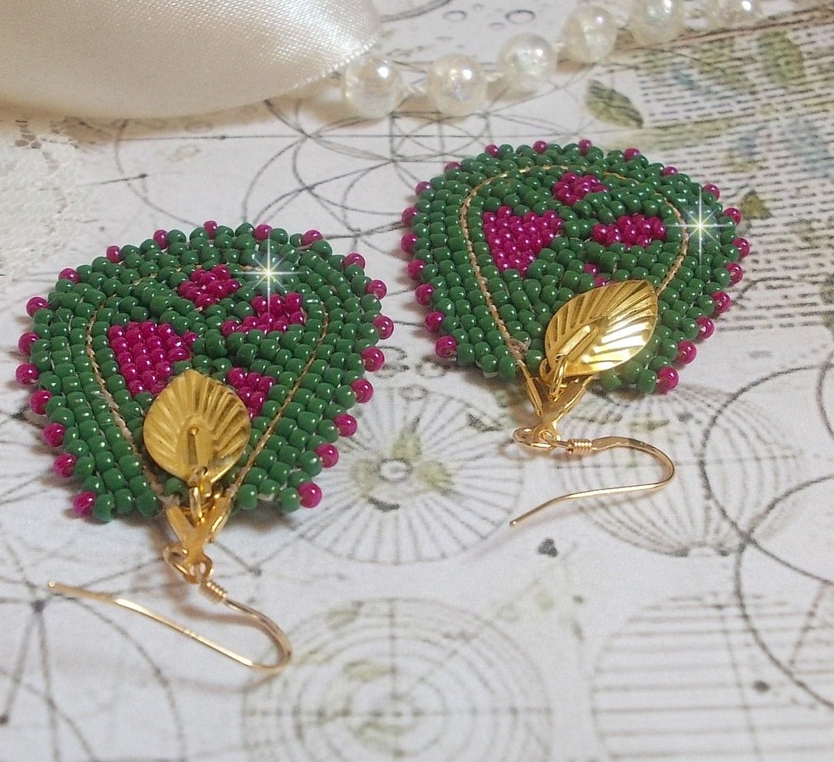 Boucles d'oreilles artisanales en perles vertes et roses.