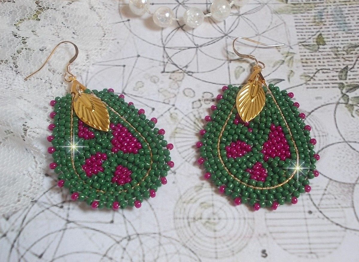 Boucles d'oreilles artisanales en perles vertes et roses.