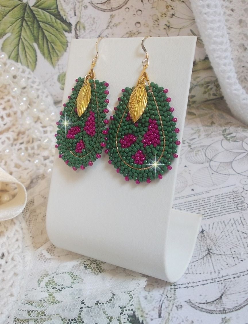 Boucles d'oreilles artisanales en perles vertes et roses.