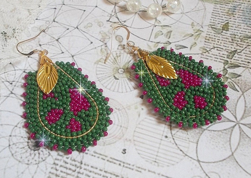 Boucles d'oreilles artisanales perlées vert et rose Patricia Wagner.