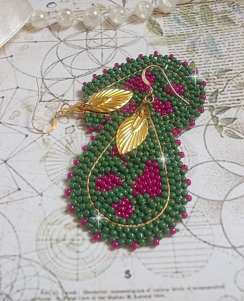 Boucles d'oreilles artisanales en perles vertes et roses.