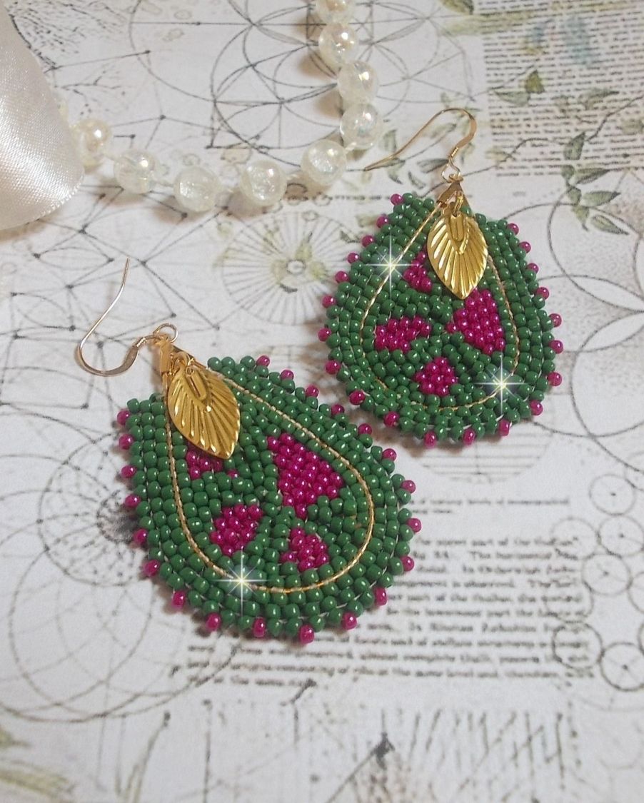 Boucles d'oreilles artisanales en perles vertes et roses.
