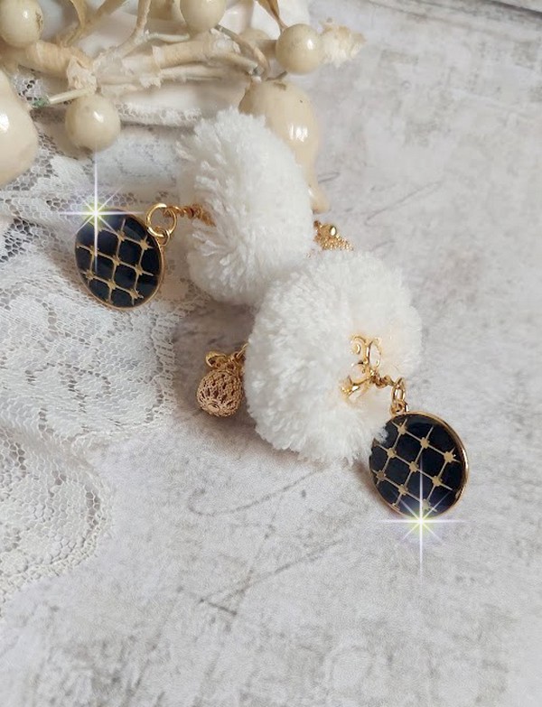 BO Cassandre avec des pierres de gemme : le Howlite Blanc &agrave; laquelle s&rsquo;ajoute des pompons, des intercalaires rondelles, des coupelles feuilles et breloques. Mont&eacute;s sur des puces Noires et Dor&eacute;es 