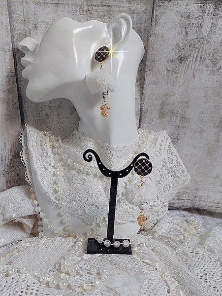 BO Cassandre avec des pierres de gemme : le Howlite Blanc &agrave; laquelle s&rsquo;ajoute des pompons, des intercalaires rondelles, des coupelles feuilles et breloques. Mont&eacute;s sur des puces Noires et Dor&eacute;es 