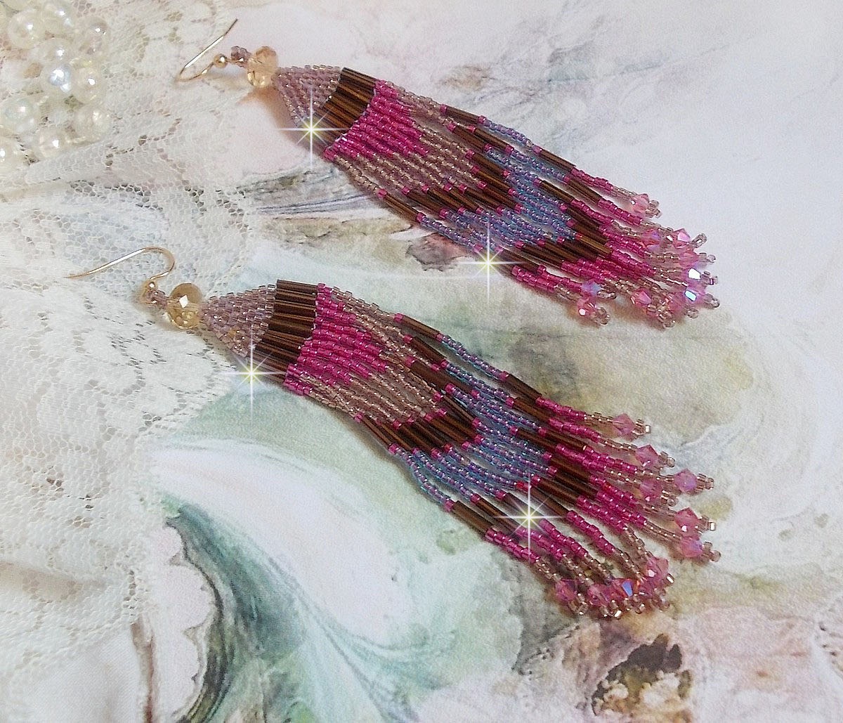 BO Explosion de Roses avec des rocailles en verre aux couleurs vari&eacute;es comme un arc en ciel floral &agrave; laquelle s&rsquo;ajoute des toupies en Cristal Rose et perles rondes facett&eacute;es Beiges