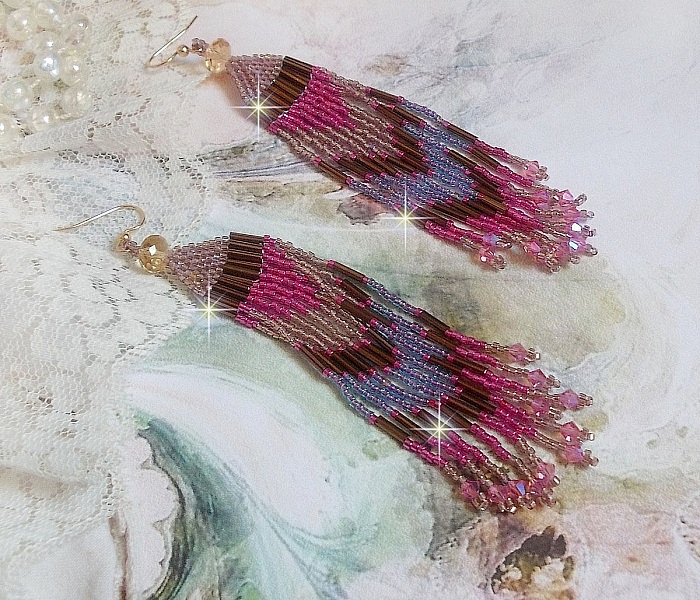 BO Explosion de Roses avec des rocailles en verre aux couleurs vari&eacute;es comme un arc en ciel floral &agrave; laquelle s&rsquo;ajoute des toupies en Cristal Rose et perles rondes facett&eacute;es Beiges
