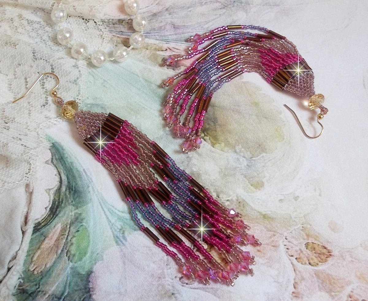 BO Explosion de Roses avec des rocailles en verre aux couleurs vari&eacute;es comme un arc en ciel floral &agrave; laquelle s&rsquo;ajoute des toupies en Cristal Rose et perles rondes facett&eacute;es Beiges